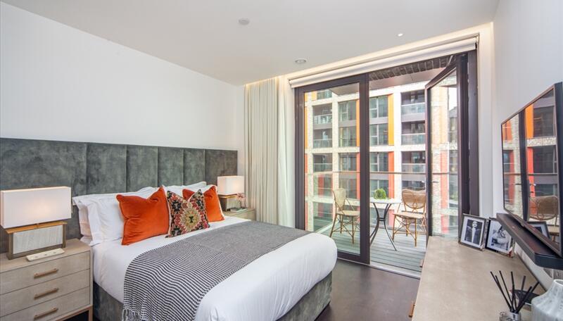 3 bed property in 4 Thornes House, 6-8 Charles Clowes Walk, London